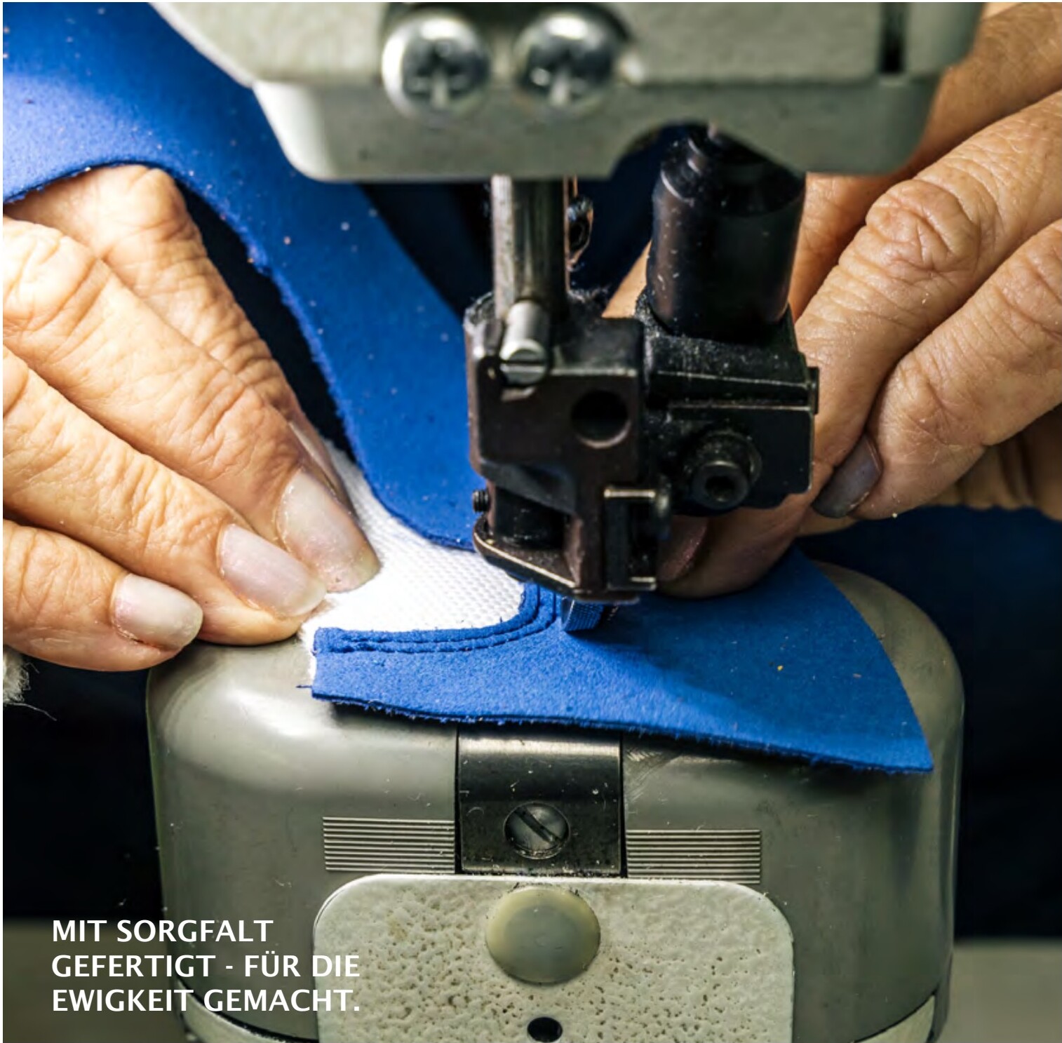 Handwerkliche Fertigung eines Sneakers in der Werkstatt